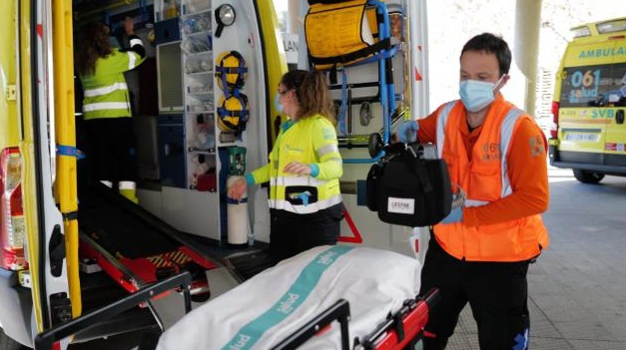 Sanitarios de emergencias preparando la salida de una ambulancia medicalizada