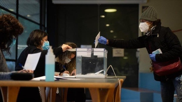 Una mujer vota, en una imagen de archivo, en un proceso electoral durante la pandemia