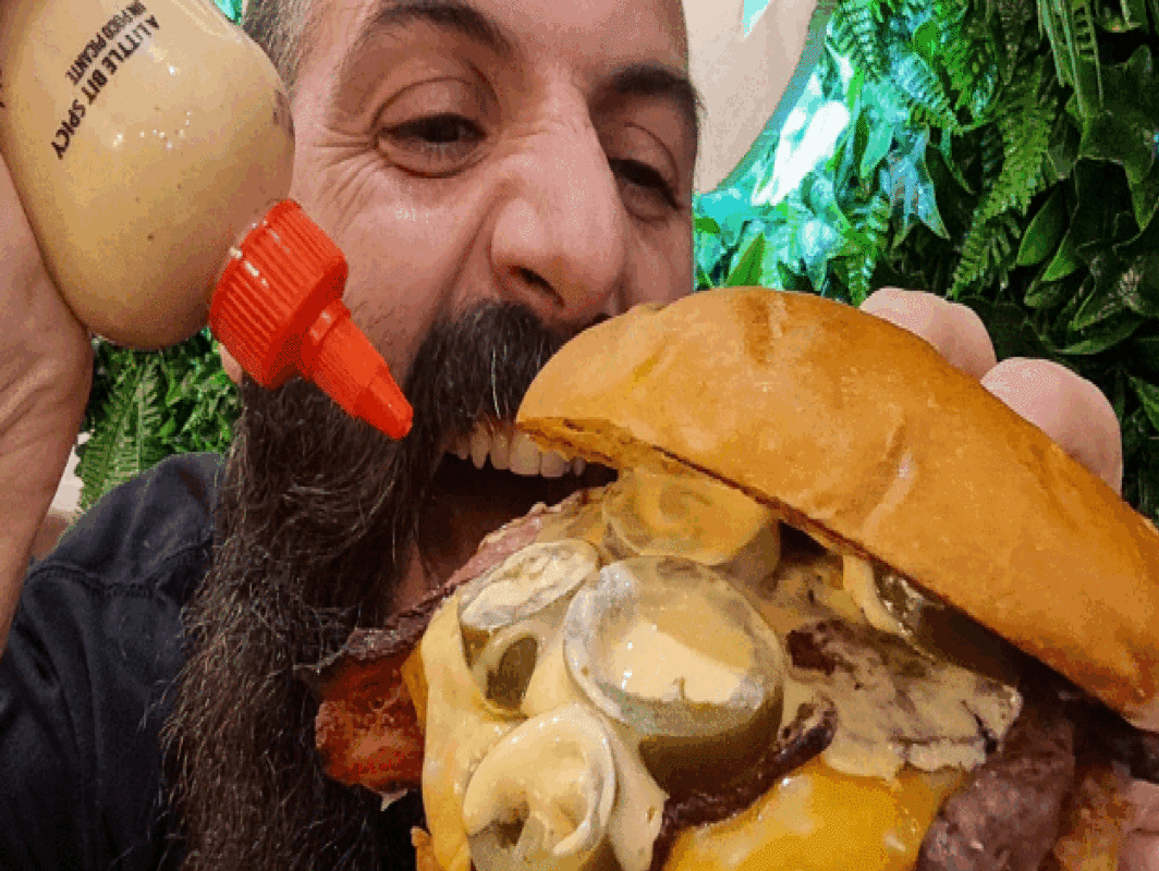 Imagen de Joe Burgerchallenge, considerado como el mayor experto de hamburguesas de España