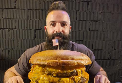 Imagen de Joe Burgerchallenge en un reto de comida