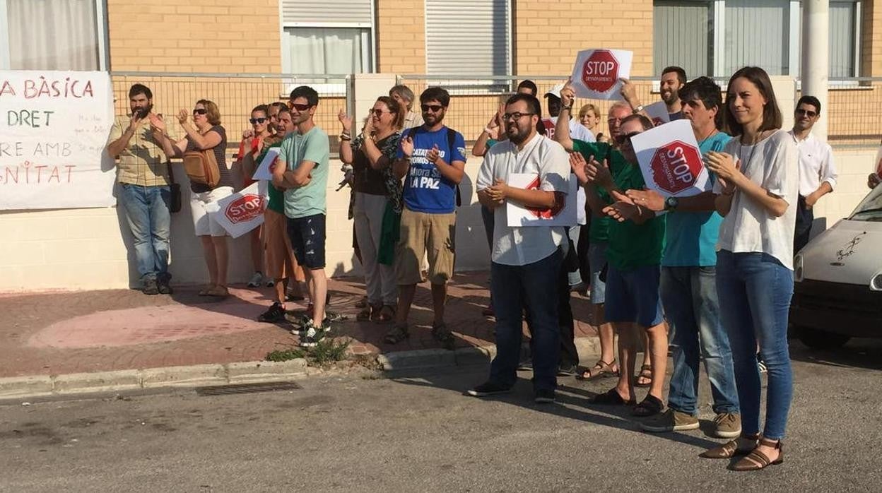 Imagen de la ministra de Ciencia y exalcaldesa de Gandía, Diana Morant, (a la derecha) impidiendo un desahucio en junio de 2015