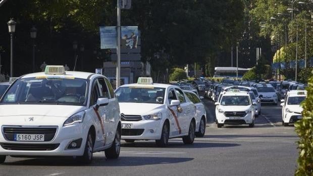 Ayuso apuesta por liberalizar los horarios de los taxis y que los conductores VTC logren la licencia con un examen