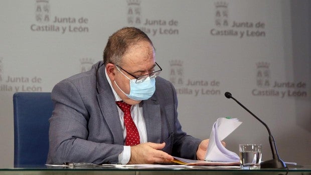 El consejero de Sanidad acusa a Verónica Casado de haber dejado «una catástrofe de gestión»