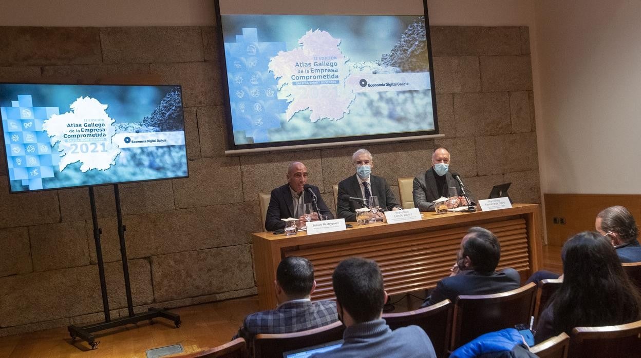 Rodríguez, Conde y Fernández Mallo durante la presentación del Atlas Gallego de la Empresa Comprometida