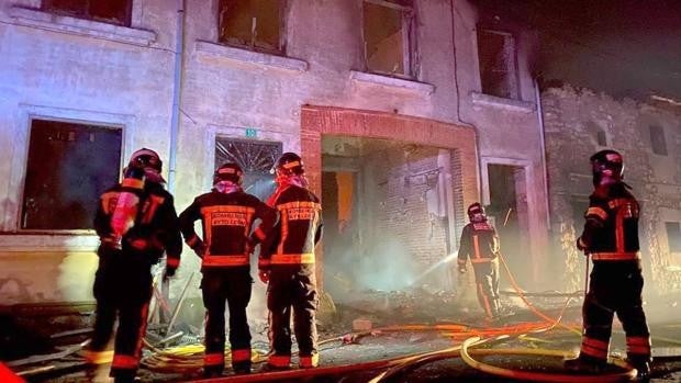 Buscan bajo los escombros al morador de una vivienda destruida por el fuego en Las Bodas de Boñar (León)