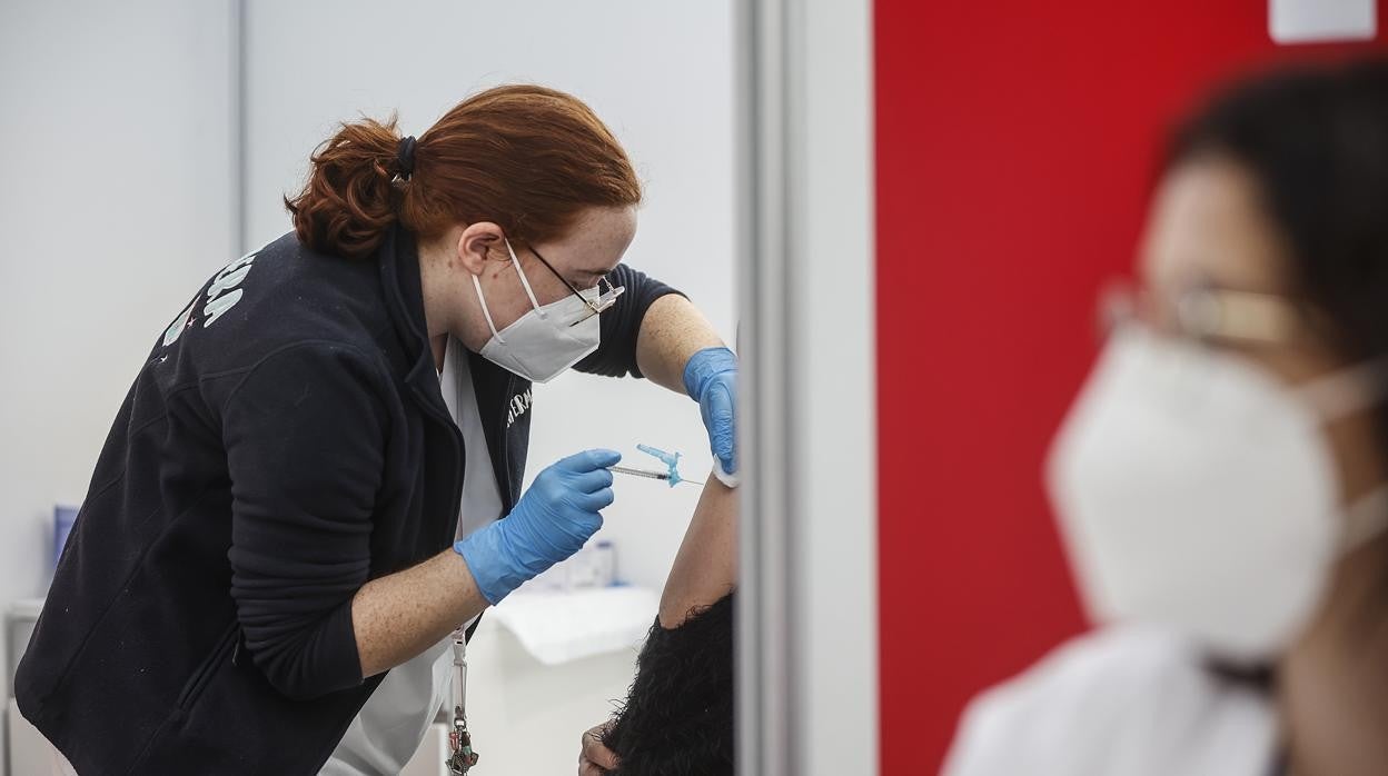 Imagen de la vacunación contra el coronavirus en la Ciudad de las Artes y las Ciencias de Valencia