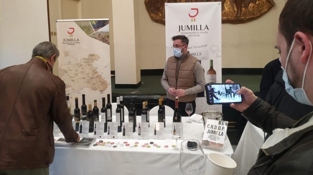 Visitantes en el espacio de exposición de la DOP Jumilla en el salón de Madrid