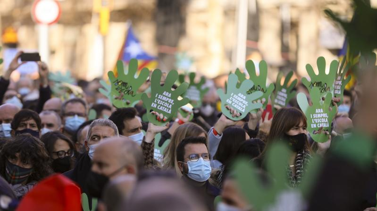 Josep Gonzàlez-Cambray, Pere Aragonès y Laura Borràs, entre los manifestantes a las puertas del TSJC contra la decisión del tribunal que ordena aplicar el bilingüismo en las escuelas