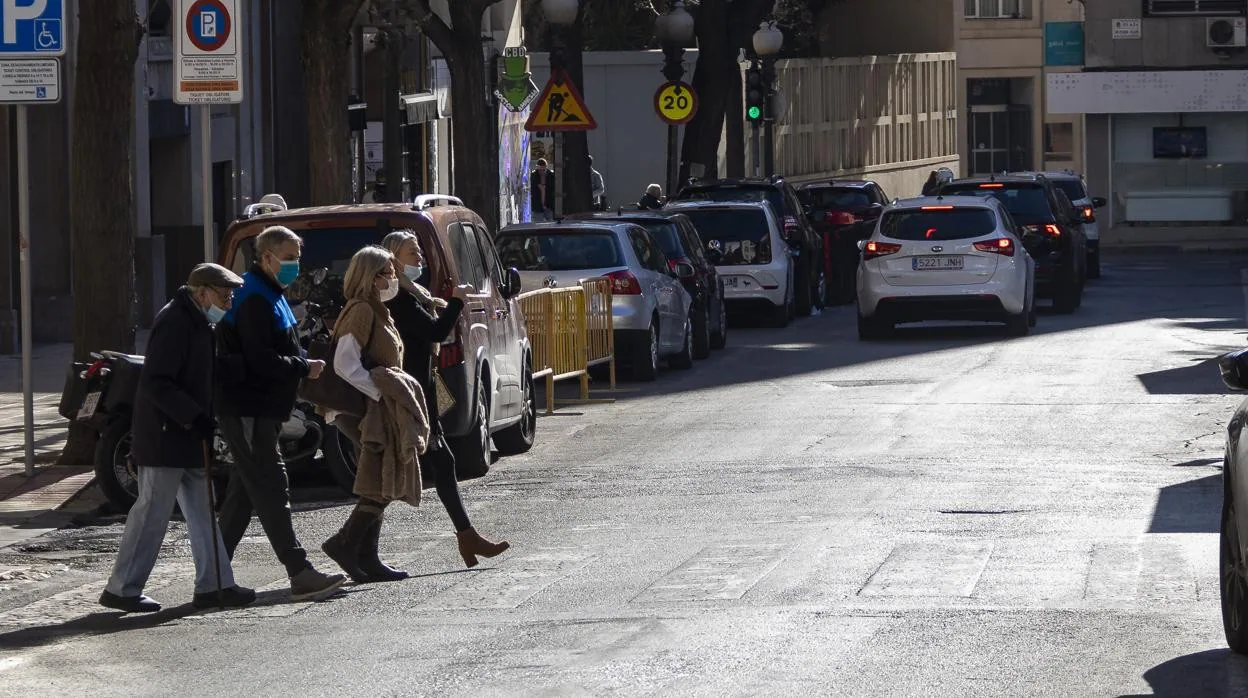 Imagen de archivo de personas con mascarilla paseando por Alicante
