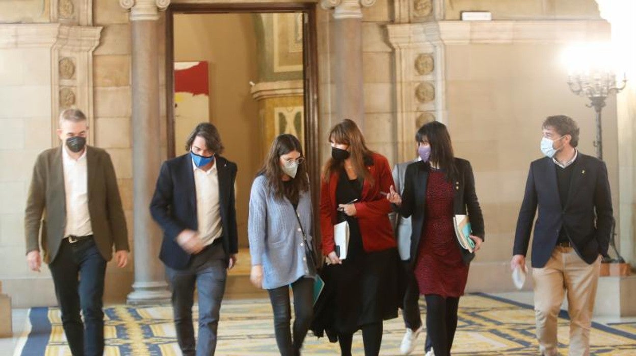 Laura Borràs, en el centro de la imagen, junto a miembros de la Mesa, ayer en el Parlament