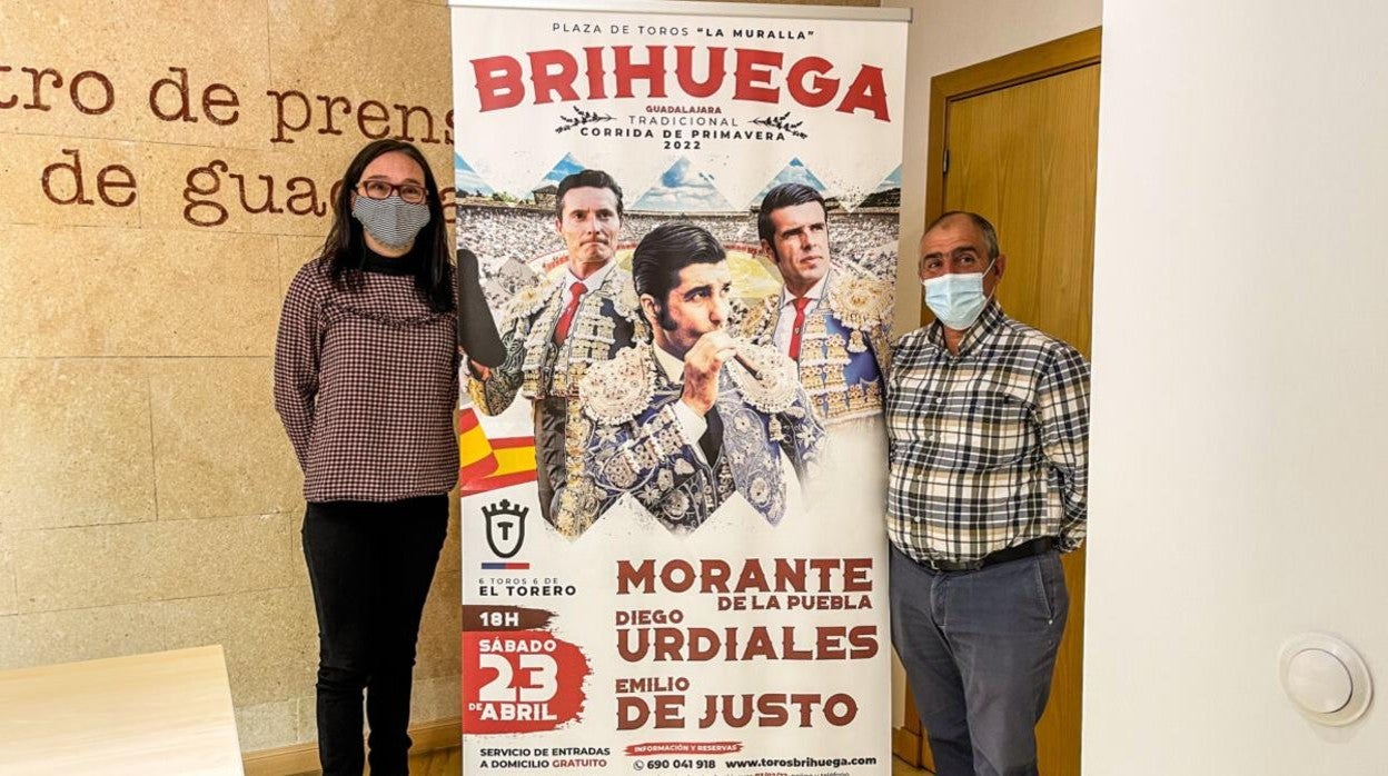 La teniente de alcalde, Mónica Pelegrina, y el empresario José Luis Viejo en la presentación de la corrida de primavera de Brihuega