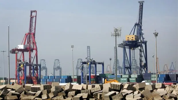 El puerto de Barcelona quita tráfico al de Valencia en plena campaña independentista contra su ampliación