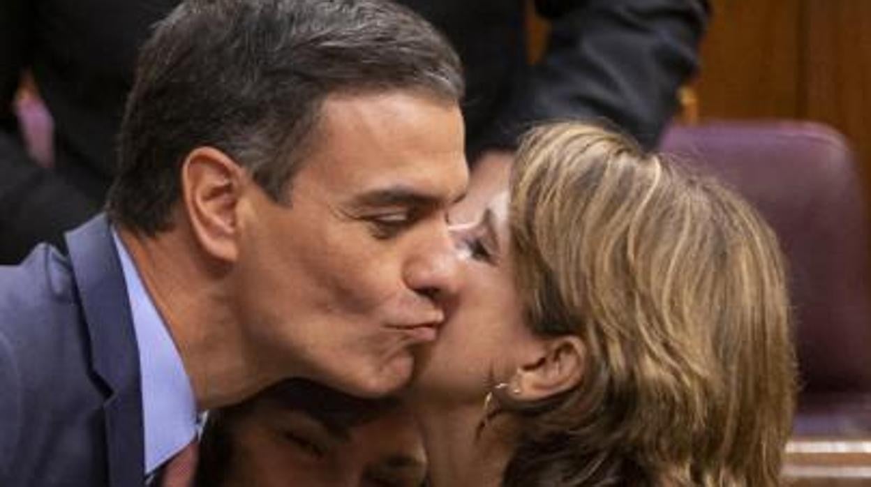 Afectuoso saludo entre el presidente y la fiscal general del Estado, cuando Dolores Delgado era ministra de Sánchez