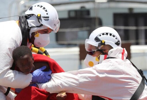 Un menor rescatado en Gran Canaria llega al muelle de Arguineguín