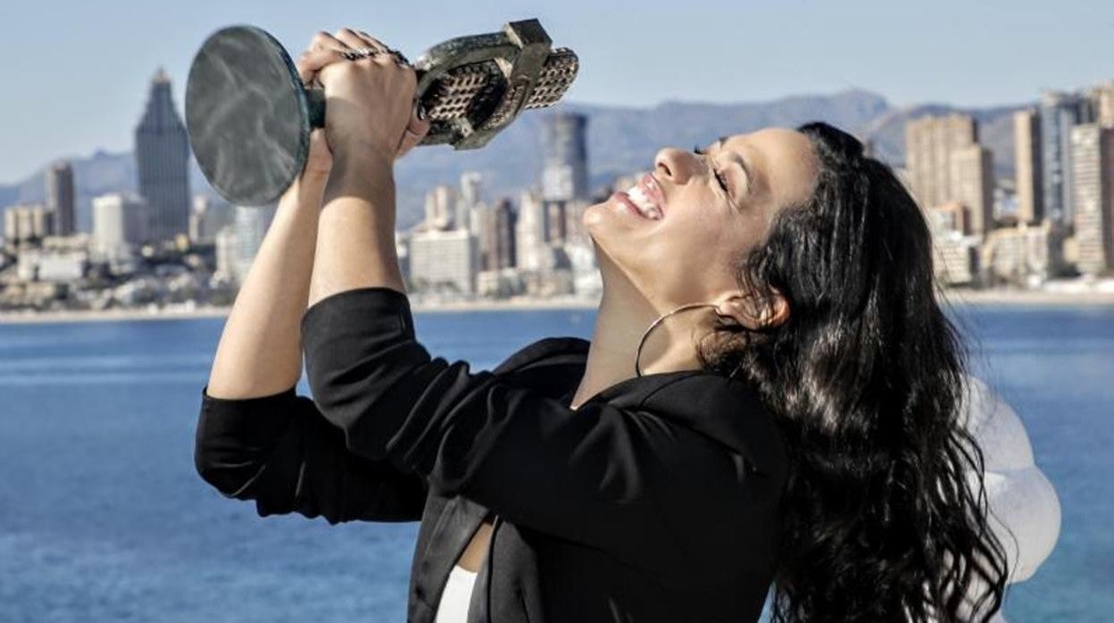 La artista Chanel, ganadora del Benidorm Fest, junto a la playa en el municipio alicantino