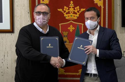 Julián Bolaños y José Luis Escudero tras firmar el convenio