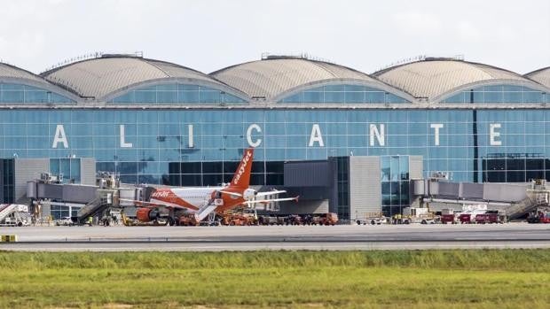 Empresarios y agricultores lamentan que el aeropuerto de El Altet «es de los peores conectados del mundo»