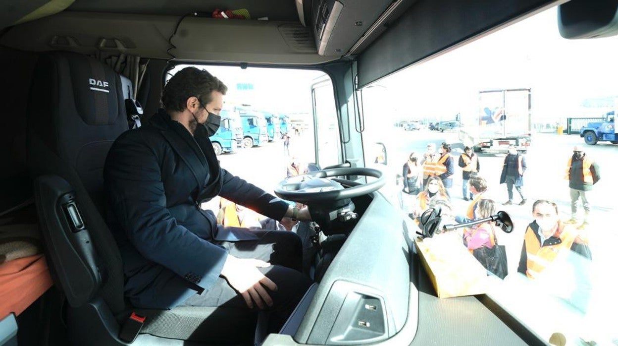 El presidente del PP, Pablo Casado, visitó el viernes una empresa de transportes en - Ólvega (Soria)