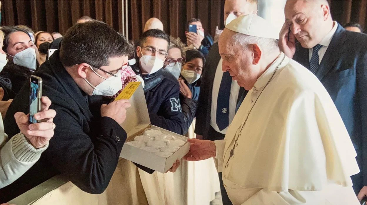 El Papa recibe la caja de mantecados