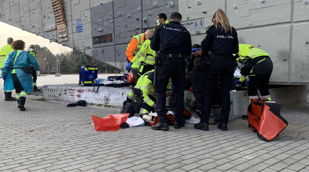 Los sanitarios atienden al hombre herido en el parque Tierno Galván