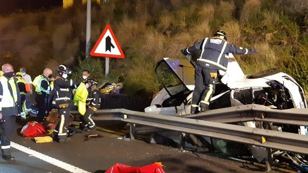 Dos heridas tras caer un coche por un puente en Tenerife