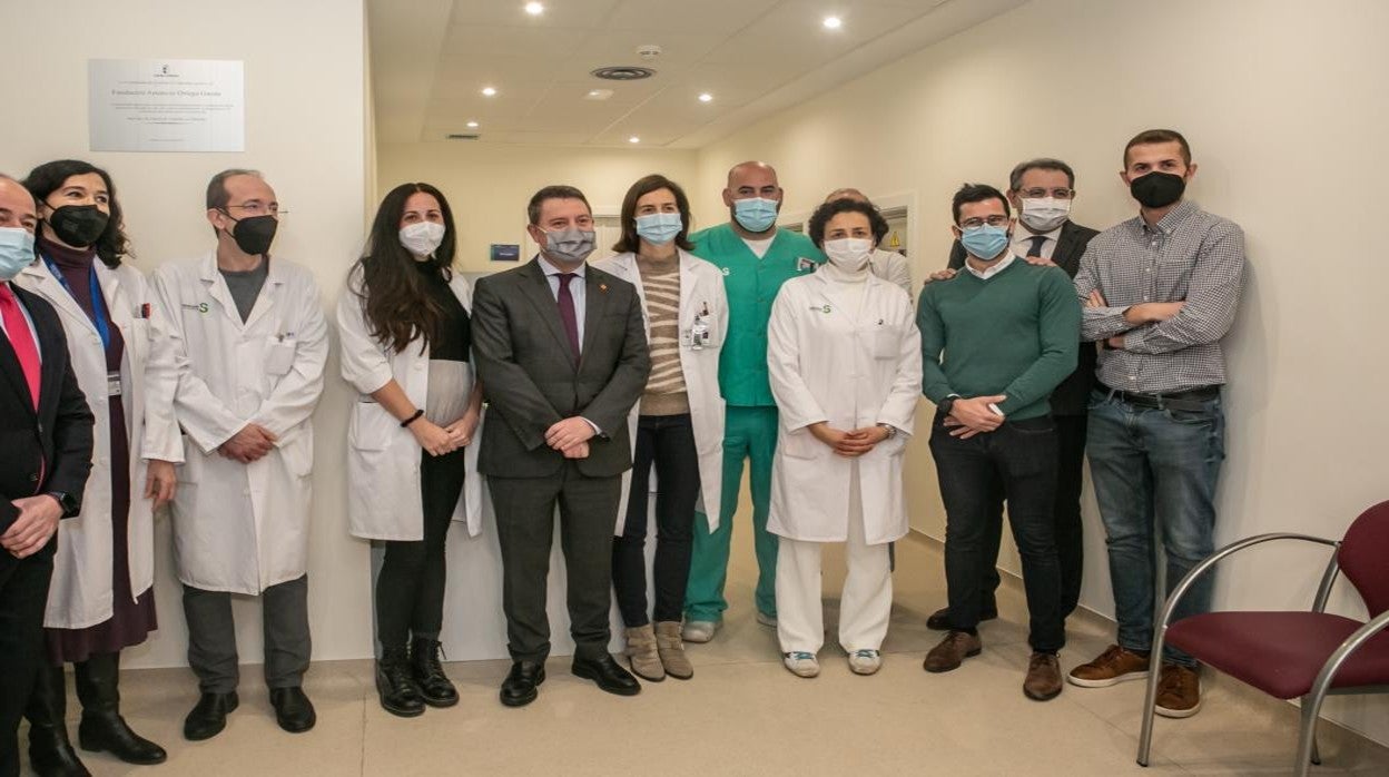 Page junto a personal sanitario en su visita de este lunes al Hospital de Albacete