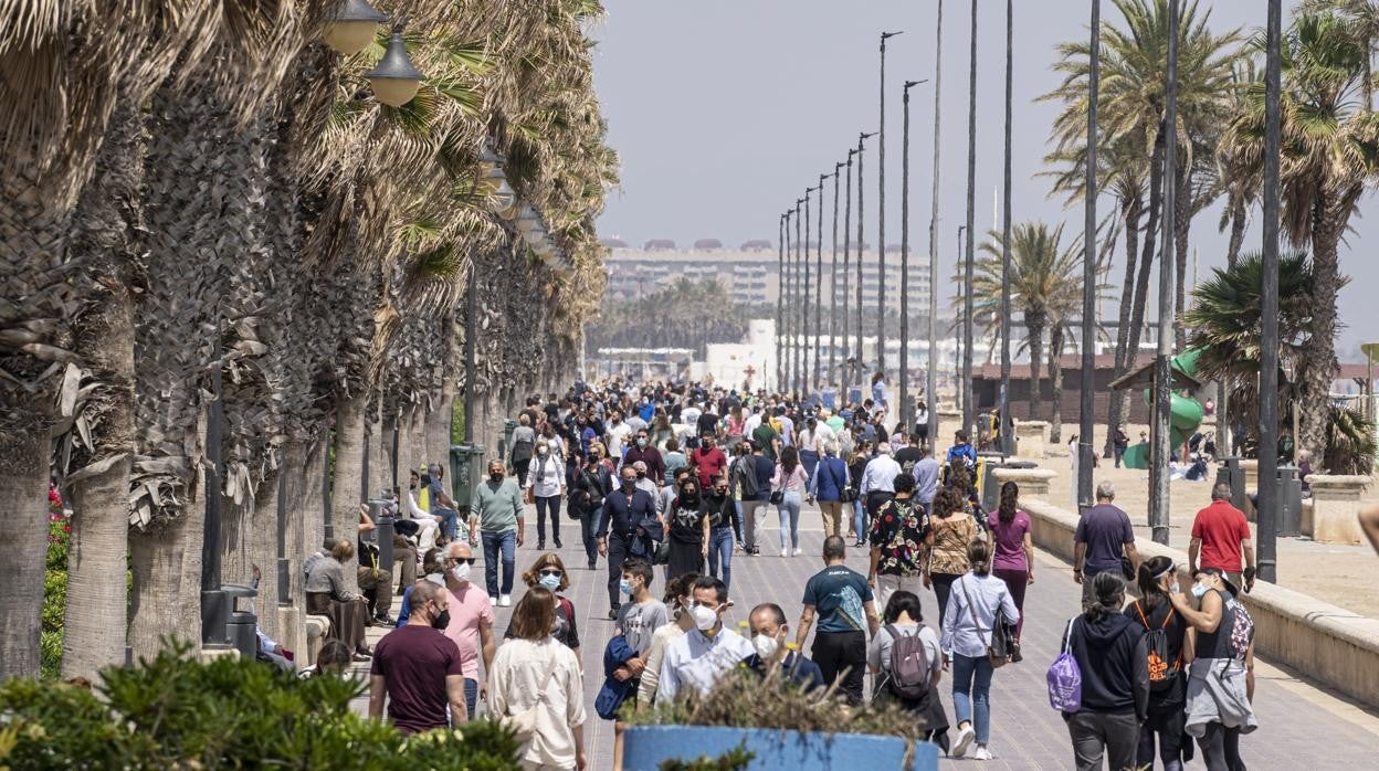 Imagen de archivo del paseo de la playa de la Malvarrosa en Valencia