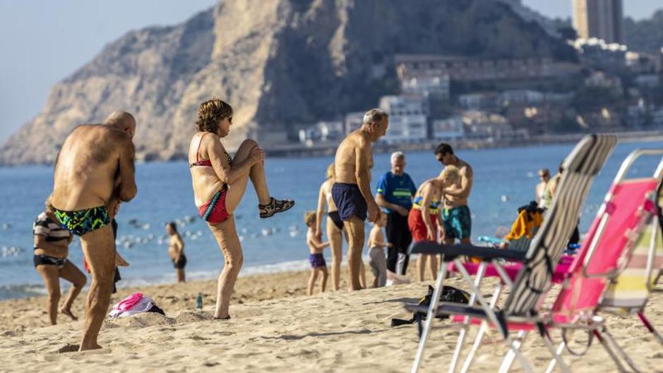 Benidorm vive su particular verano en febrero: el calor inusual llena de bañistas las playas