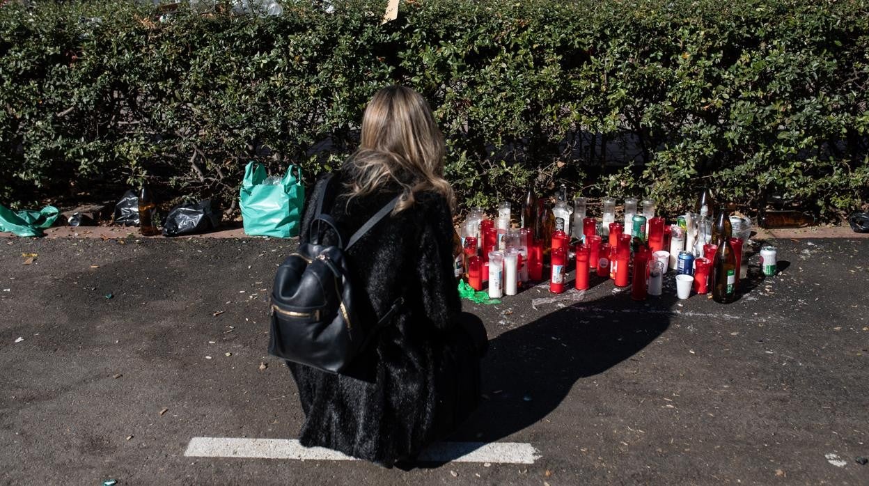 Una joven frente al improvisado altar levantado en el parque de Usera