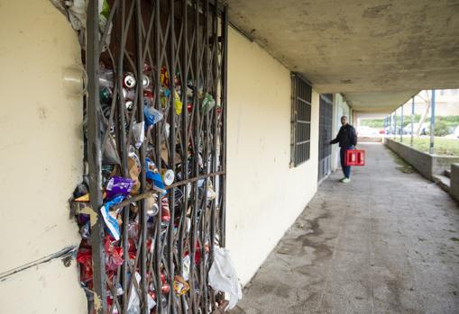 Los desperdicios que se acumulan en los soportales