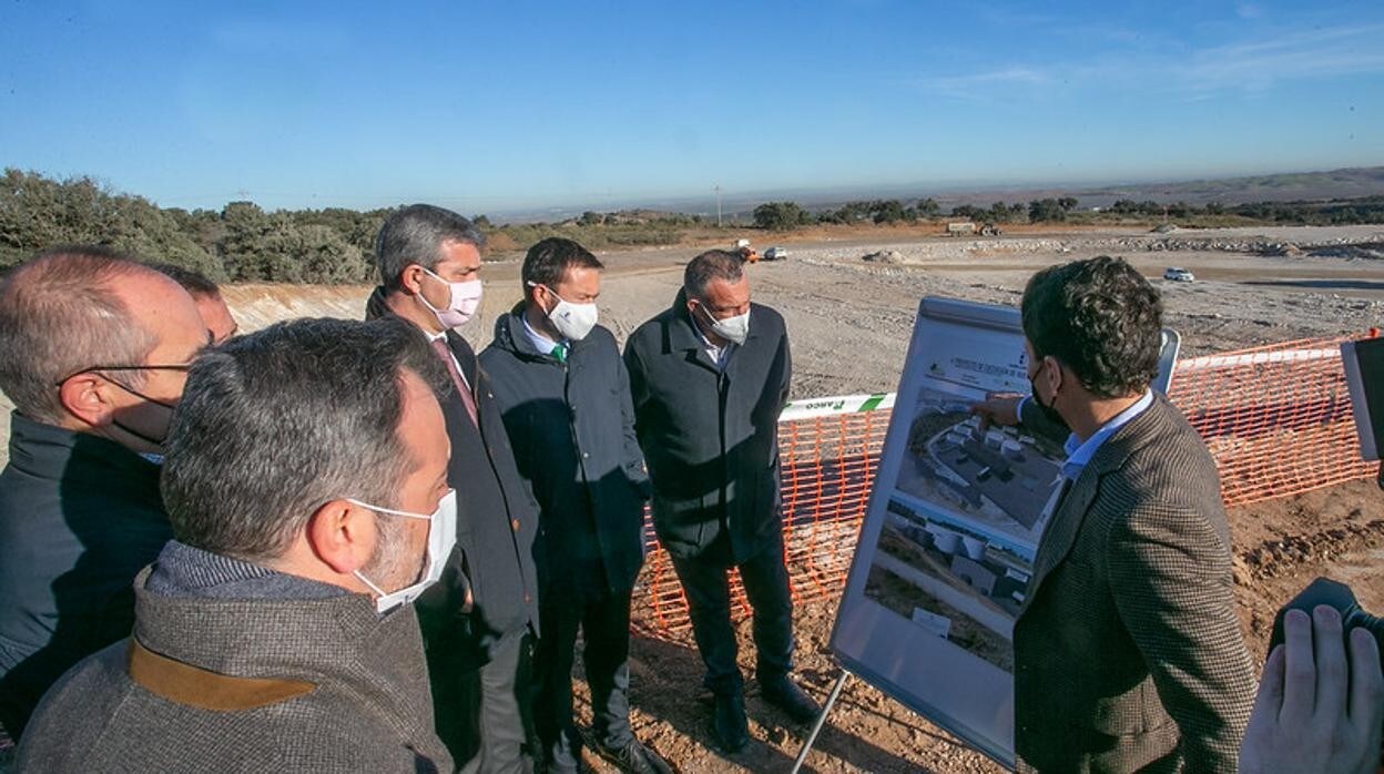 Escudero y Gutiérrez observan los planos de la planta de compostaje