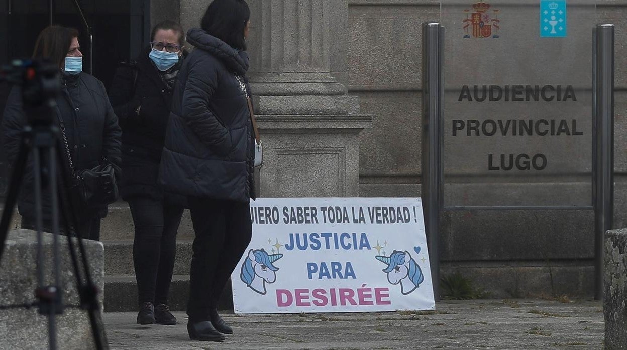 El padre de Desirée y otros familiares a la entrada de la Audiencia provincial de Lugo