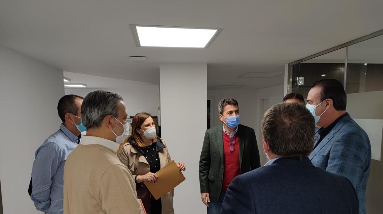 Imagen del presidente del PPCV, Carlos Mazón, con representantes del Sindicato Médico de la Comunidad Valenciana