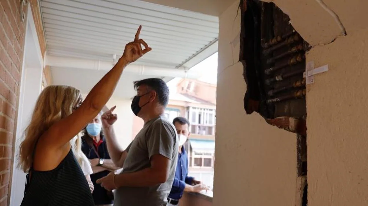 Una vecina señala algunos de los daños en sus edificios, en San Fernando de Henares