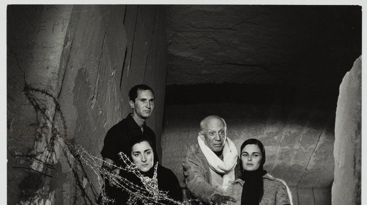 Picasso, fotografiado por Lucien Clergue en el rodaje de la película de Jean Cocteau. Con Jacqueline Roque, Lucía Bosé, Luis Miguel Dominguín
