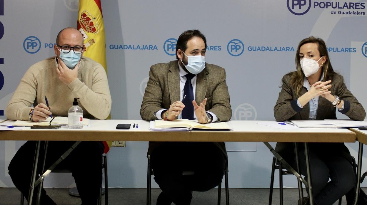 Paco Núñez (centro) durante la rueda de prensa ofrecida en Guadalajara