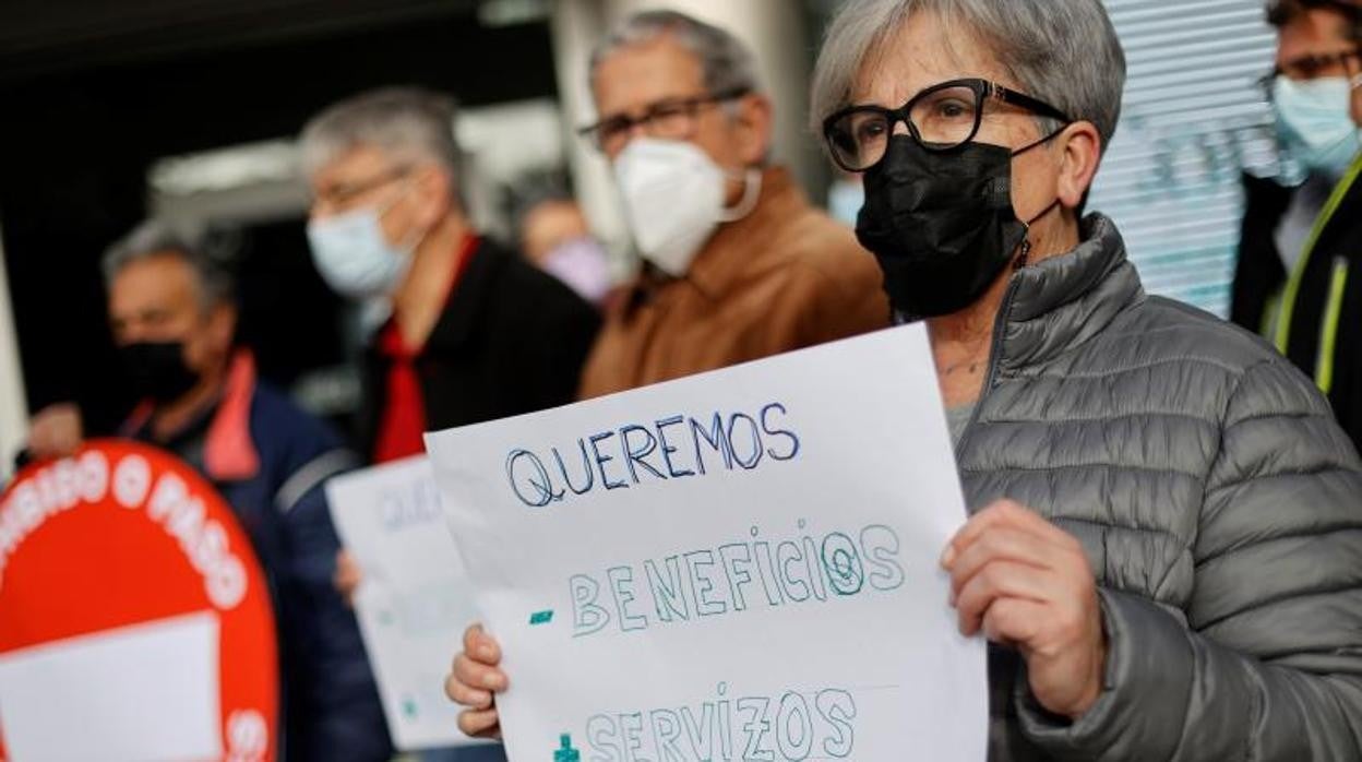 Concentración en La Coruña para denunciar la exclusión financiera de los mayores