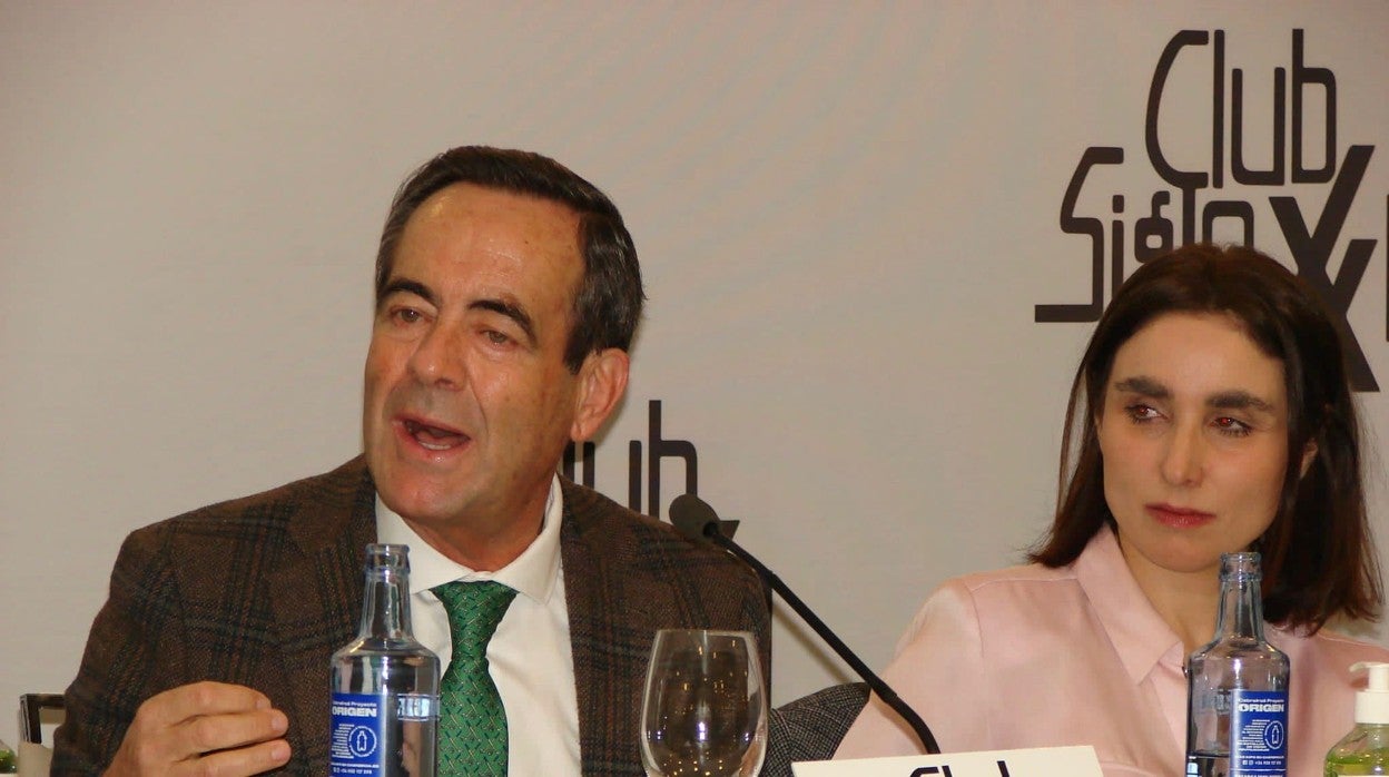El exministro de Defensa, José Bono, ayer, junto a Paloma Segrelles, en un almuerzo-coloquio en el Club Siglo XXI