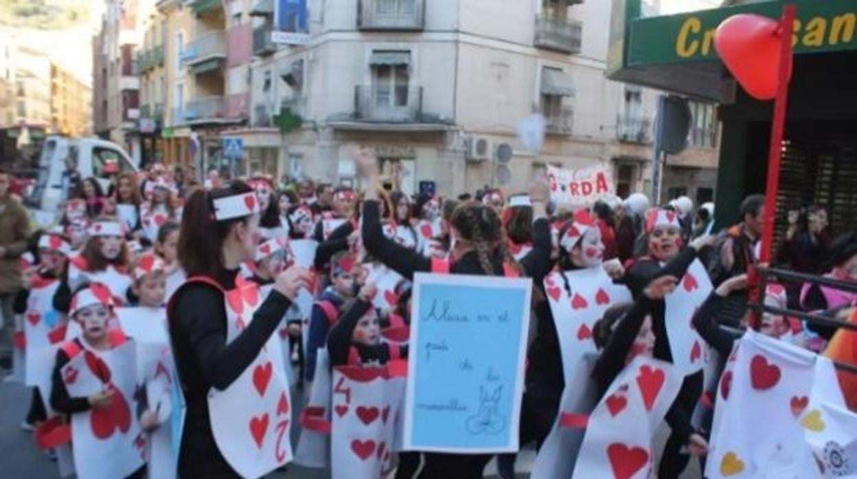 En la imagen de archivo, una de las comparsas que han participado en el Carnaval de Cuenca