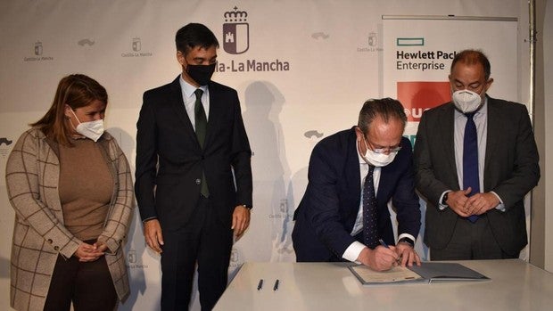 Un convenio para fomentar el talento ofrecerá las «mejores oportunidades laborales» a jóvenes de Castilla-La Mancha