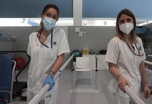 Las dos fisioterapeutas de la Unidad, Cristina y Sheila