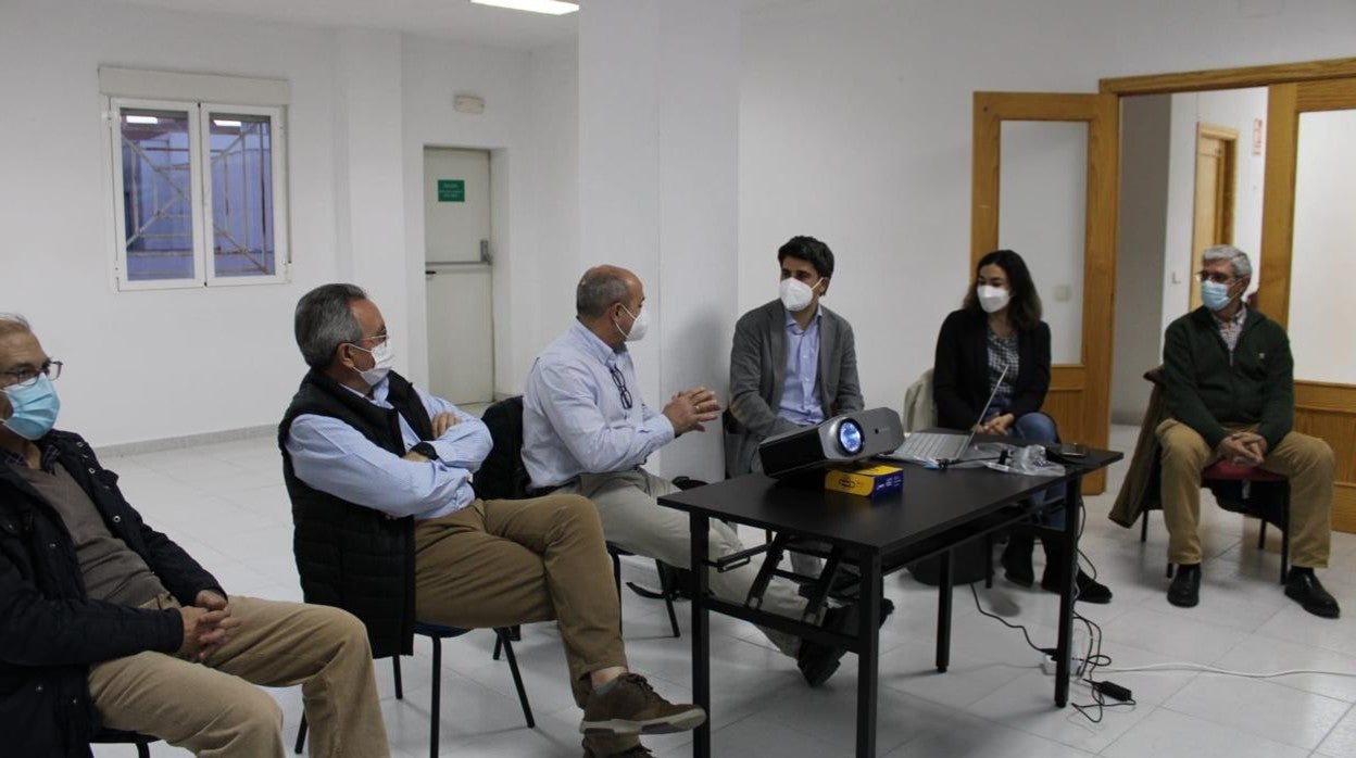 Un momento de la reunión de los vecinos del barrio con los concejales del PP