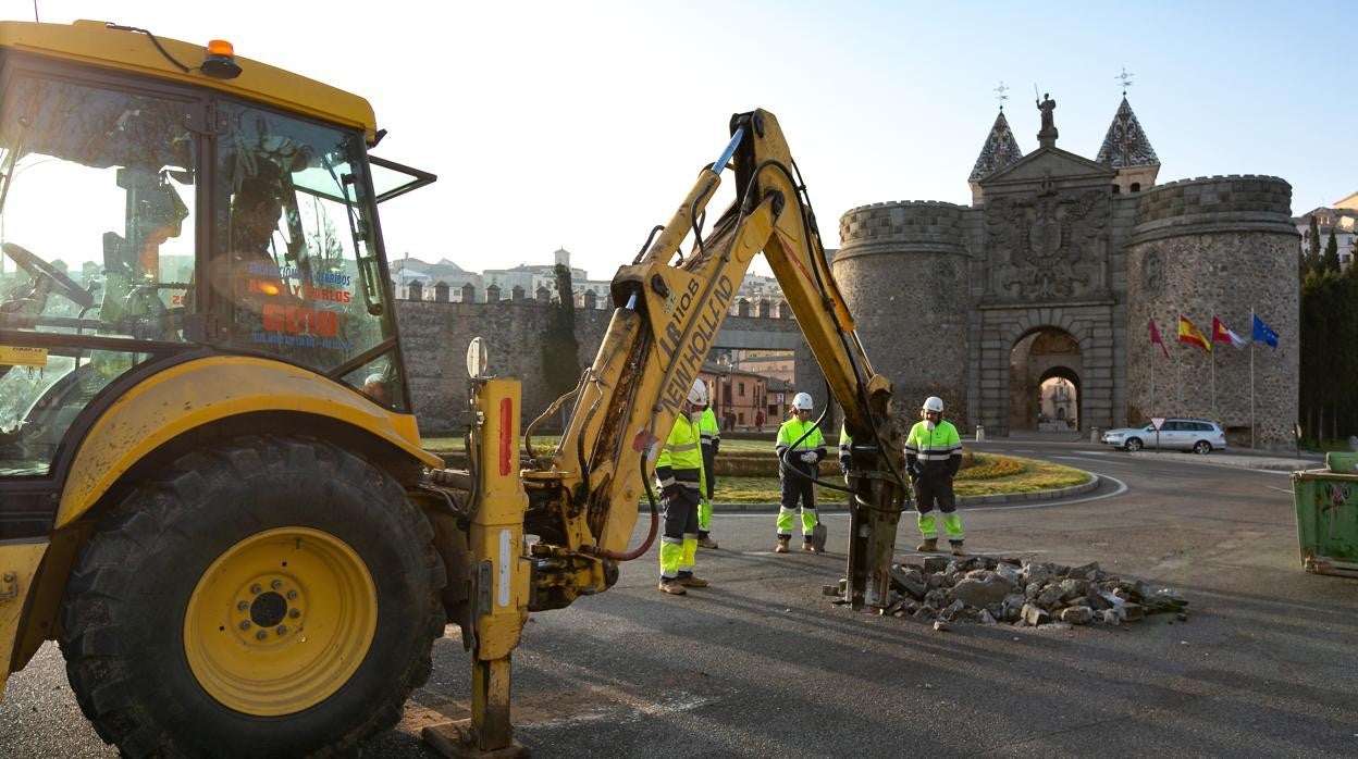 Operarios trabajando en la reparación de una tubería de agua frente a la Puerta de Bisagra