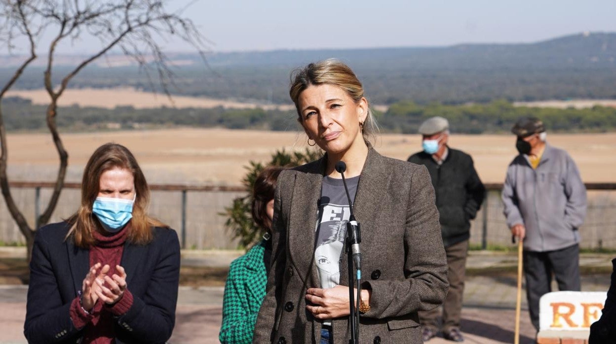 La ministra de Trabajo, Yolanda Díaz, junto al candidato de Unidas Podemos, Pablo Fernández