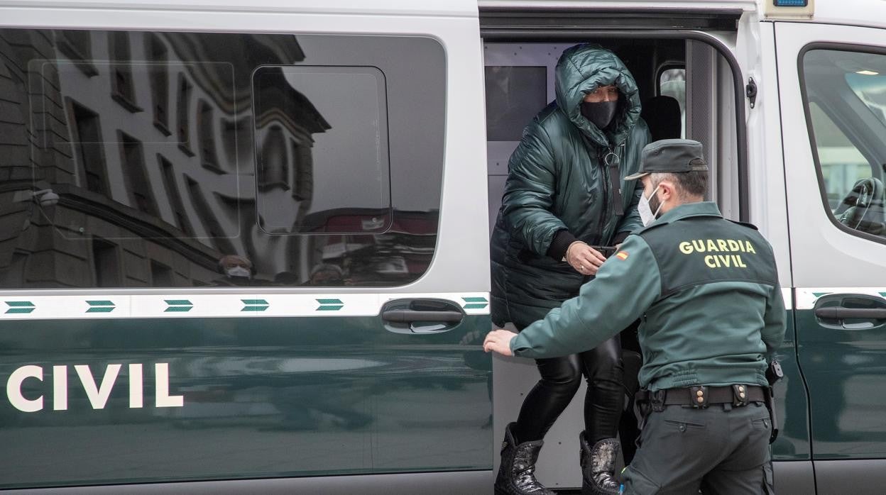 Llegada de la presunta filicida de Muimenta a la Audiencia provincial de Lugo