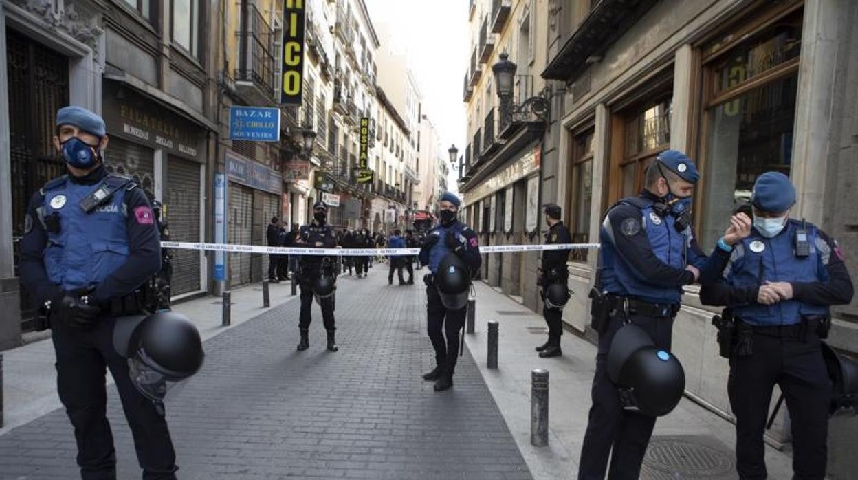 Varios agentes de la Policía Municipal, durante el desalojo de La Ingobernable