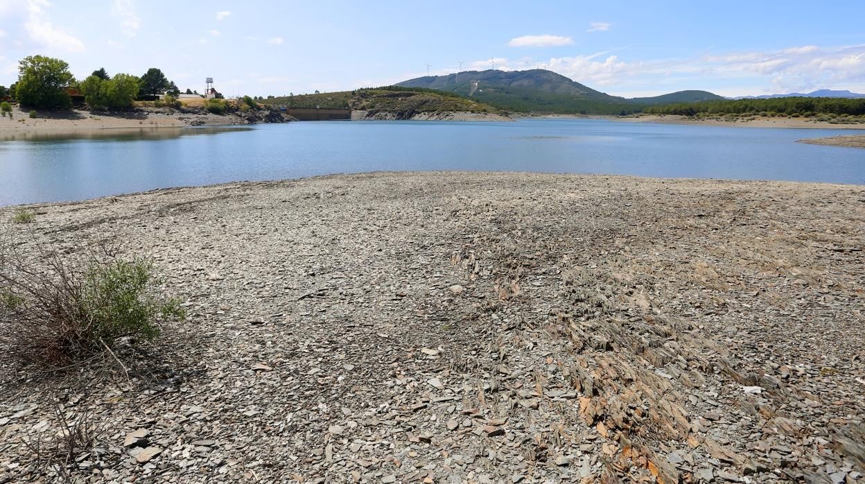 Fotografía de archivo del embalse de Villameca (León), al 40% de su capacidad total