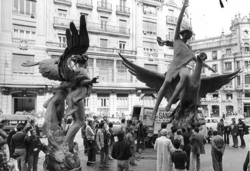 El intercambio de las figuras que coronan el edificio en 1966