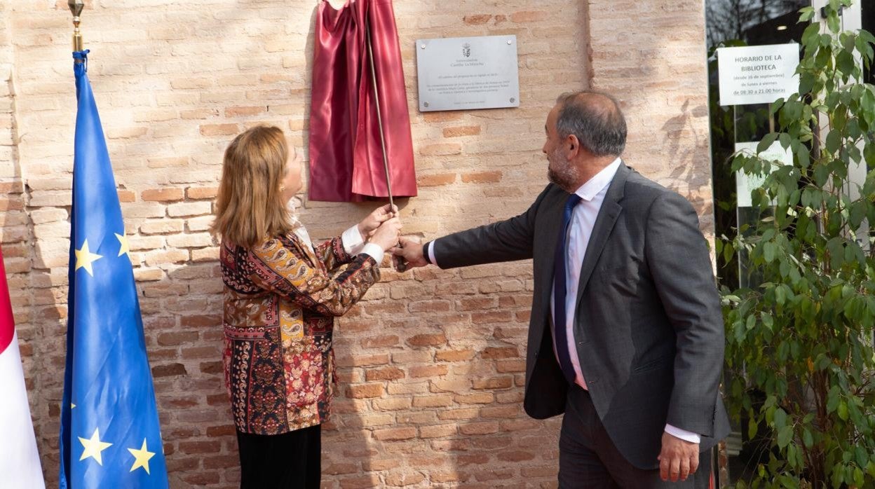 Rosa Ana Rodríguez y Julián Garde descubrieron este jueves una placa en honor de Marie Curie, que visitó la Fábrica de Armas de Toledo en 1919