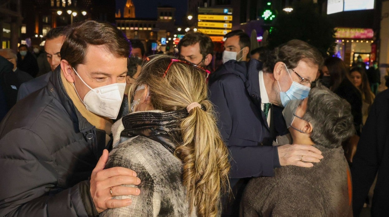 Alfonso Fernández Mañueco y Mariano Rajoy, durante el paseo electoral por León